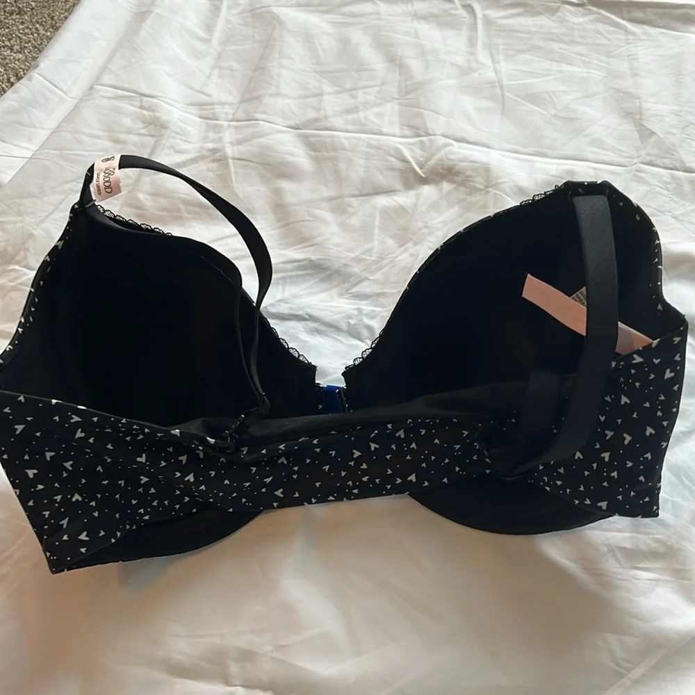 Victoria’s Secret Bra size 38DDD NWOT black with heart shaped magnet front close